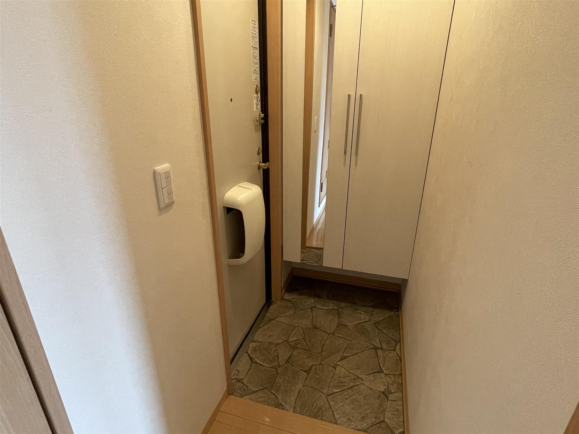 玄関　全身鏡付きのトールシューズボックスがある玄関です