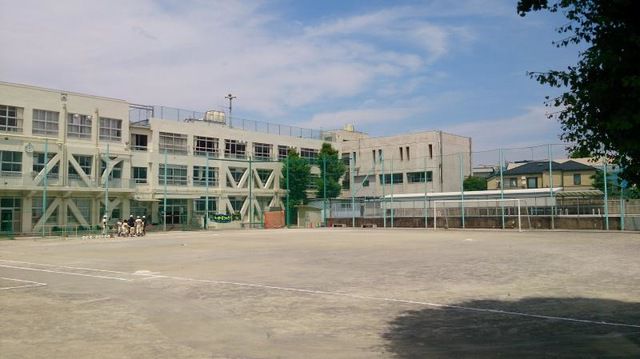 中学校　牛込第一中学校（中学校）まで428m