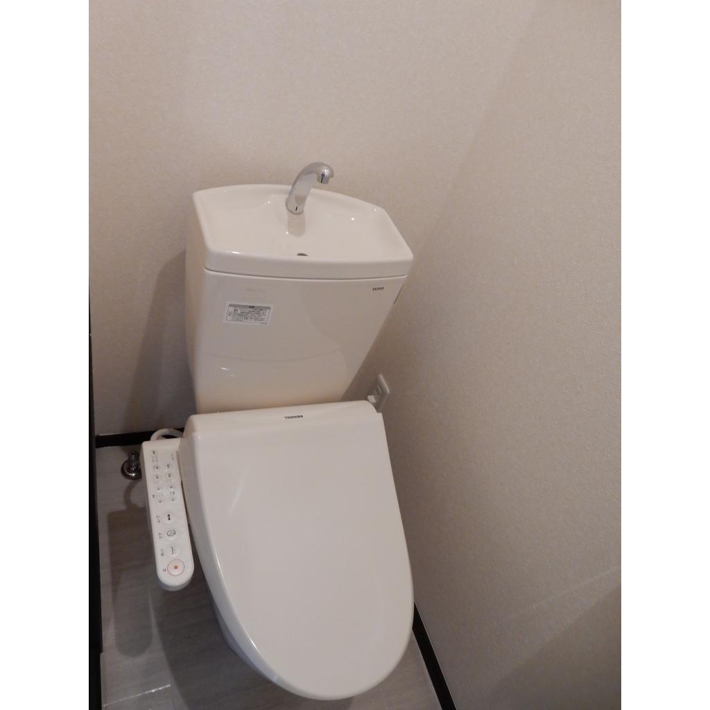 トイレ　温水洗浄便座付きトイレ新規交換済