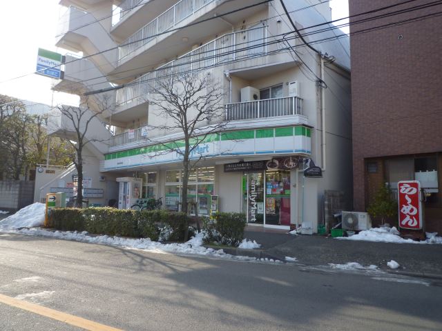 コンビニ　ファミリーマート（コンビニ）まで150m