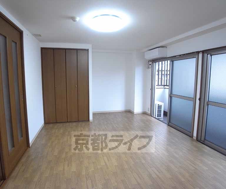居室・リビング　窓が沢山の横広の明るいお部屋です。