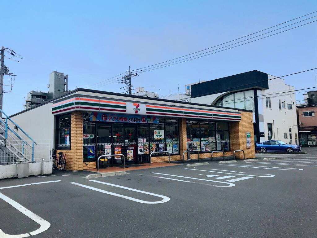 コンビニ　セブンイレブン太田飯田町店（コンビニ）まで590m