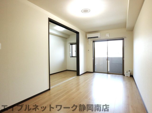 居室・リビング　ゆったり過ごせる居間です