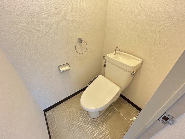 トイレ　※写真は別号室のものになります。現況優先。