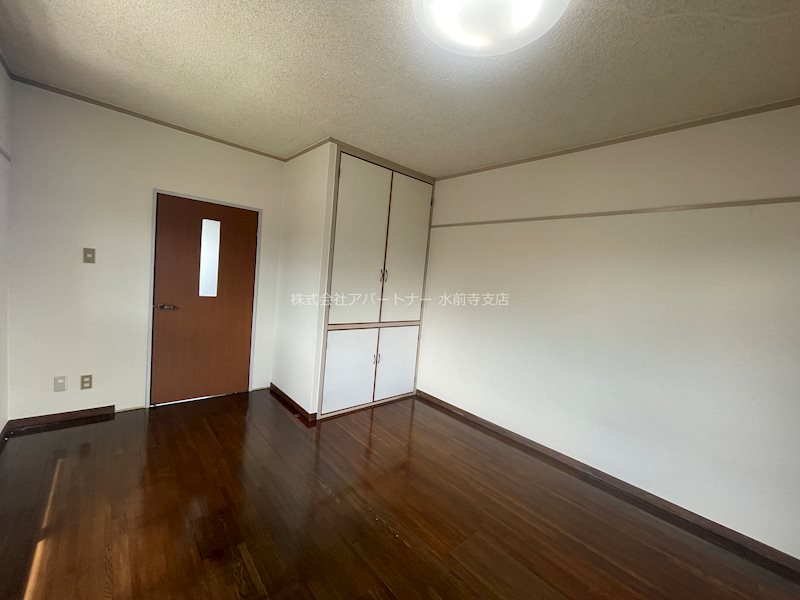 居室・リビング　角部屋で陽当たり良好！