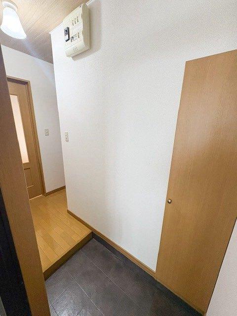 玄関　扉付き靴収納あり。玄関床材は新品に取替え済み。