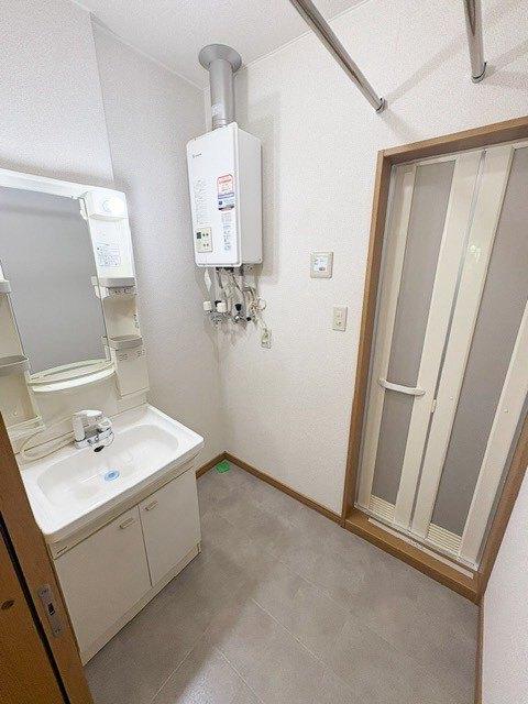 洗面設備　洗濯機を置いても十分な広さのある洗面所・脱衣所。床材は新品。