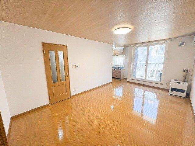 その他部屋・スペース　バルコニー付で日当たり良好なリビング。新品のLED照明設置済