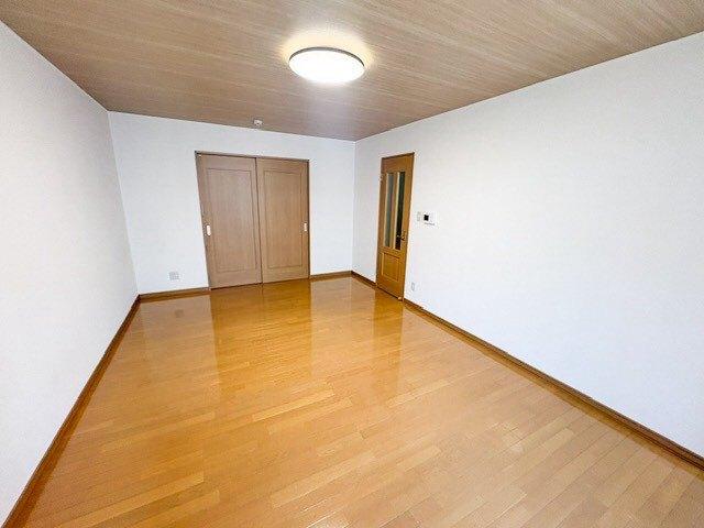 その他　天井は床と同系色の木目調のアクセントクロスに新調。
