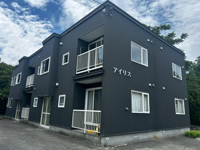 建物外観　緑豊かなエリアに立地。八紘学園（はっこうがくえん）徒歩圏。