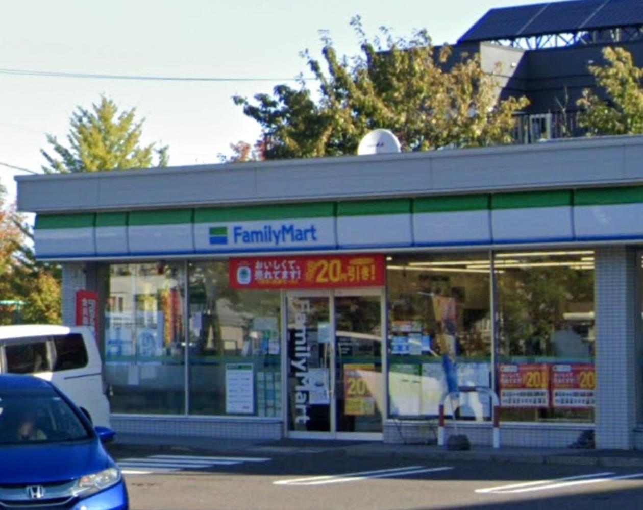 コンビニ　ファミリーマート 札幌月寒東3条17丁目店（コンビニ）まで767m