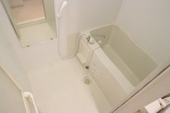 バス・シャワールーム　コンパクトで使いやすいお風呂です