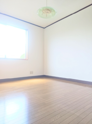 居室・リビング　最上階・角部屋で明るい室内☆