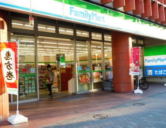 コンビニ　ファミリーマート渋谷明治通り店（コンビニ）まで65m