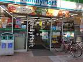 コンビニ　ファミリーマート西宮戸田町店（コンビニ）まで230m
