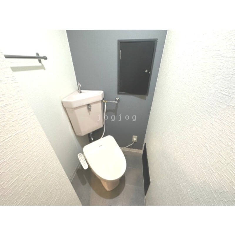 トイレ　嬉しい温水洗浄便座付きのトイレです。