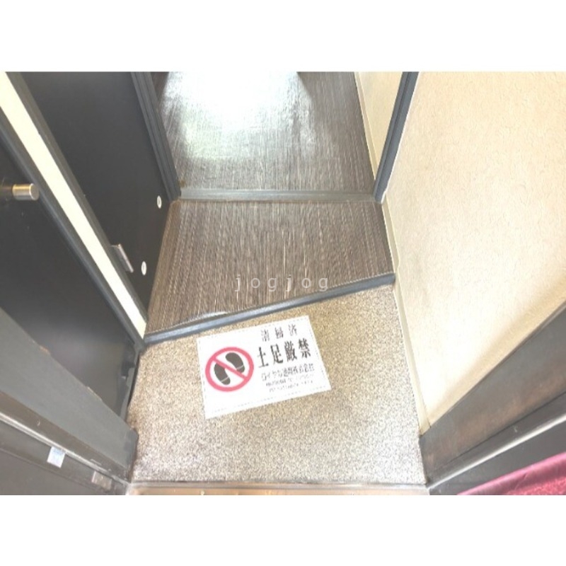 玄関　ゆったりとした玄関です。