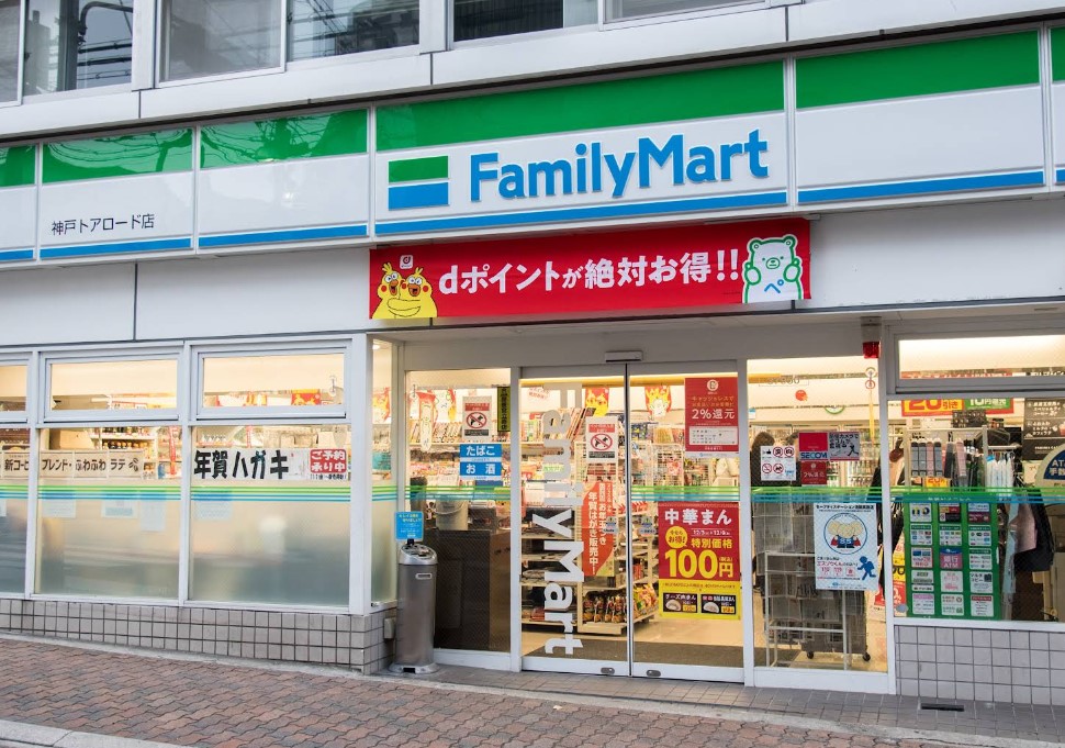 コンビニ　ファミリーマート神戸トアロード店（コンビニ）まで310m