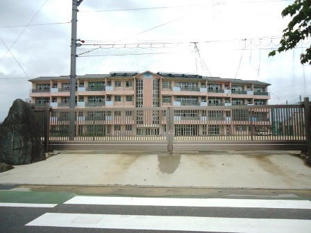 小学校　久留米市立鳥飼小学校（小学校）まで241m