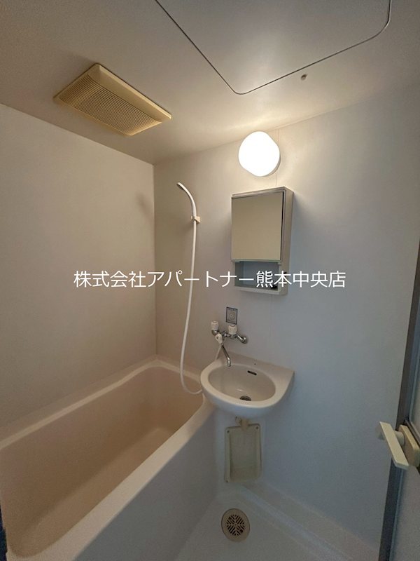バス・シャワールーム　使いやすい洗面台付。