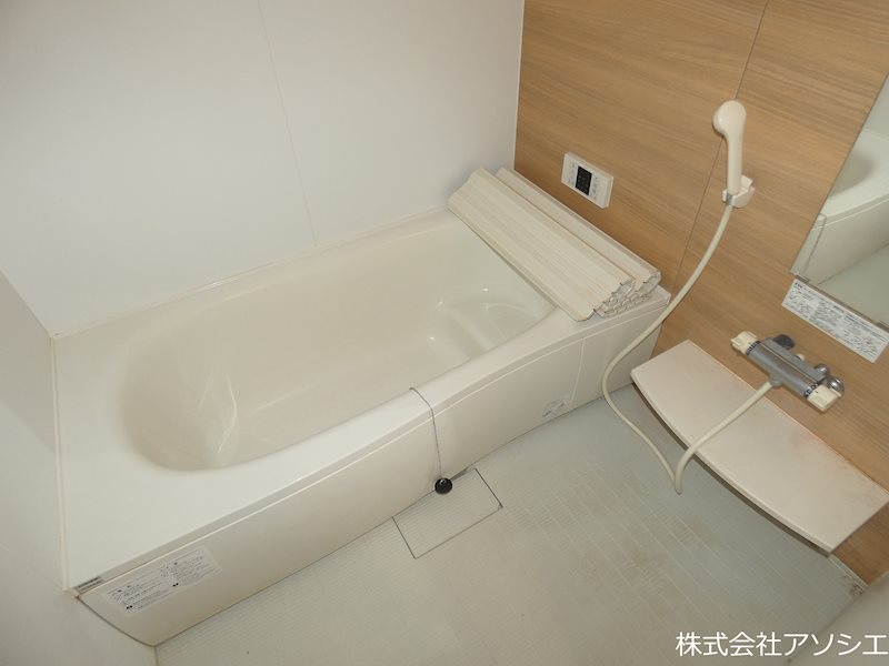 バス・シャワールーム　バスルームは浴室換気乾燥機、追い焚き付きです。