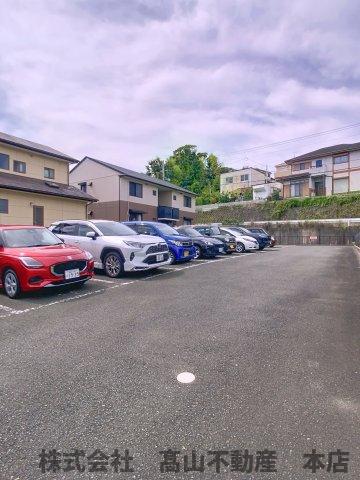 駐車場　※掲載写真は同タイプの別号室です。実際の仕様・設備は内見時に