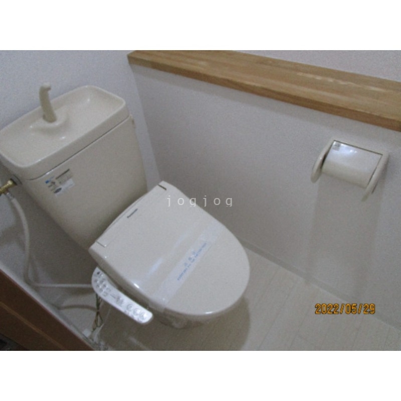 トイレ　嬉しい温水洗浄便座付きのトイレです。