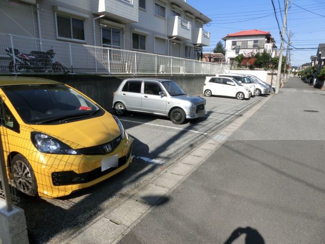 駐車場　敷地内の駐車場あります