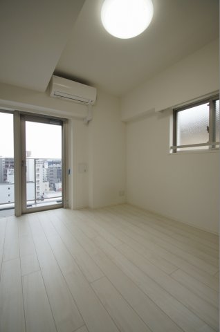 居室・リビング　優しい色合いの床材を使用した居住空間です。