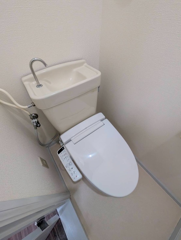 トイレ　別号室の写真です。