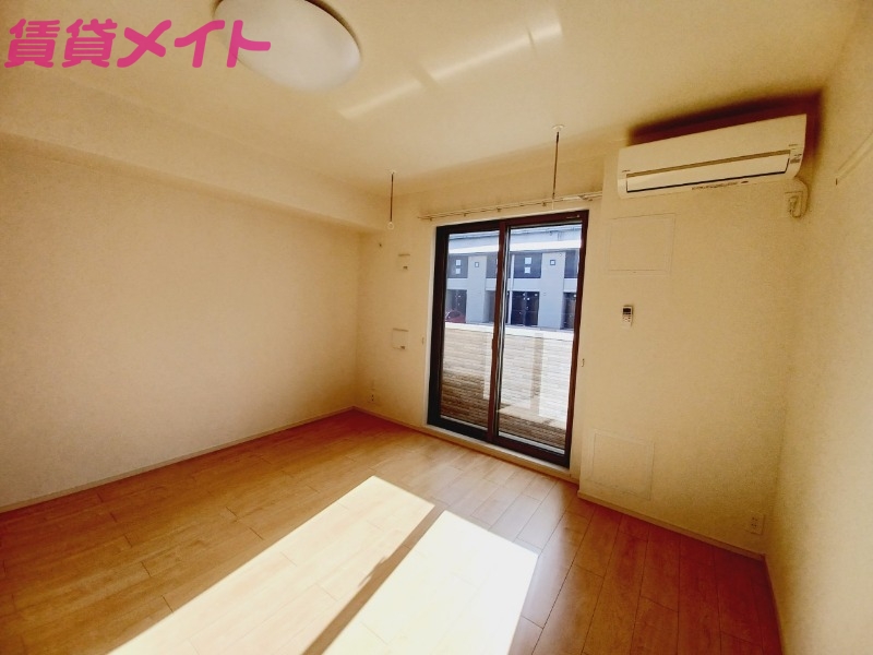 居室・リビング　別部屋反転写真