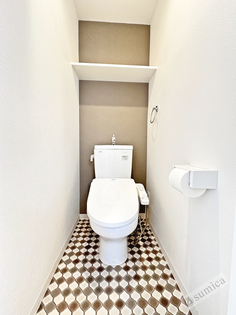 トイレ　人気アイテムの温水洗浄便座。清潔感のあるトイレです。