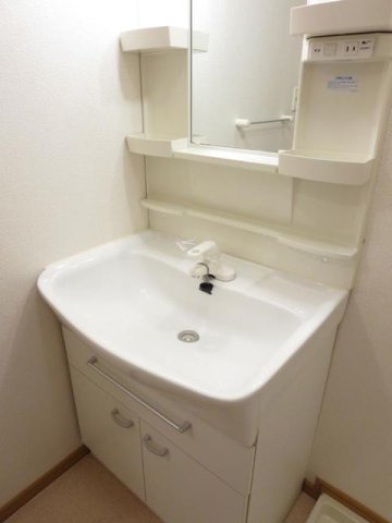 洗面設備　明るい洗面所です