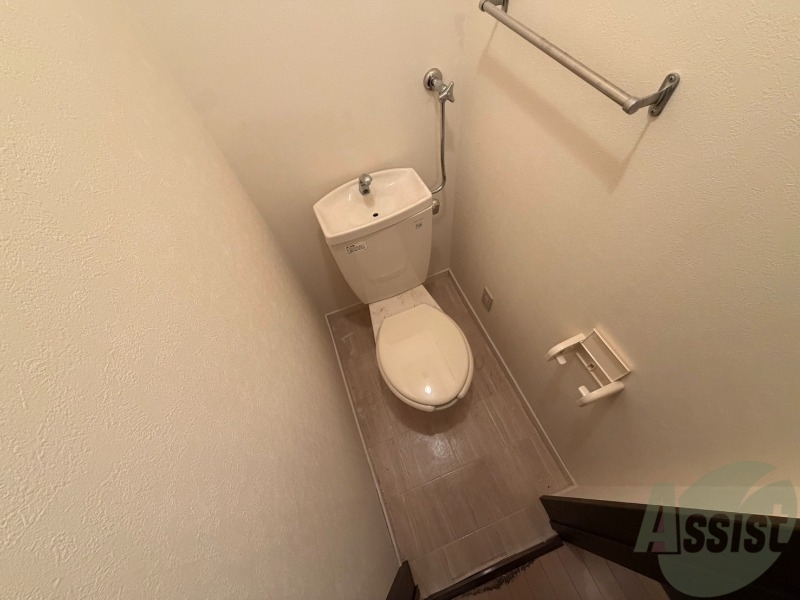 トイレ　こちらはトイレです。清潔感があり、安心して使用できます。