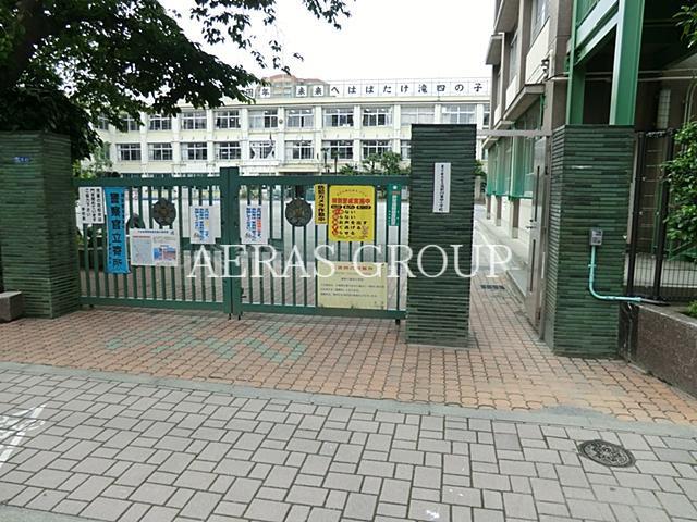 小学校　北区立滝野川第四小学校（小学校）まで857m