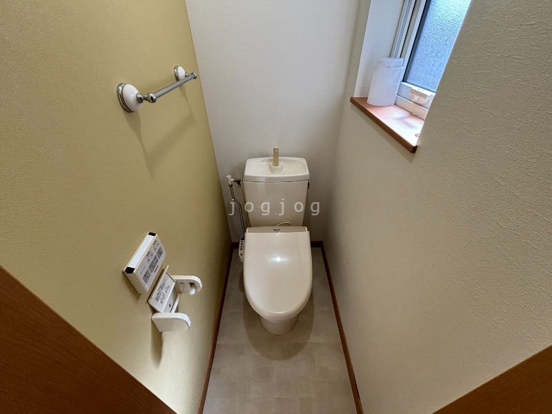 トイレ　嬉しい温水洗浄便座付きのトイレです。
