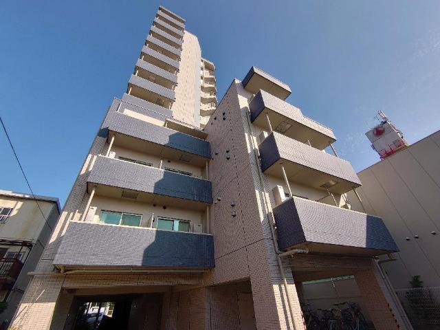 建物外観　１３階建ての賃貸マンション