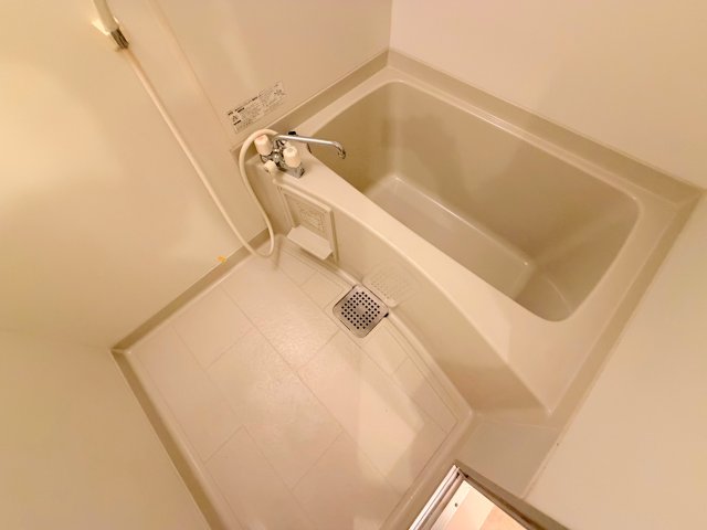 バス・シャワールーム　バスルームはトイレと別々で、広々としていますよ。