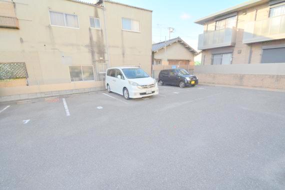 駐車場　敷地内にある駐車場。愛車がすぐ近くに置けると安心ですよね。