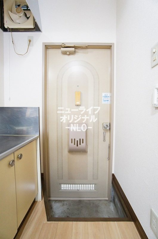 玄関　玄関脇にはスペースがあるのでシューズボックスを置くことも◎