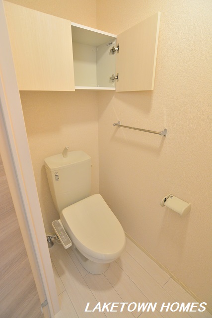 トイレ　上部に収納のある温水洗浄暖房便座付のトイレです。