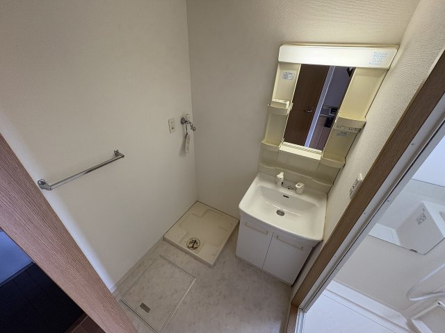 洗面設備　明るい洗面所です