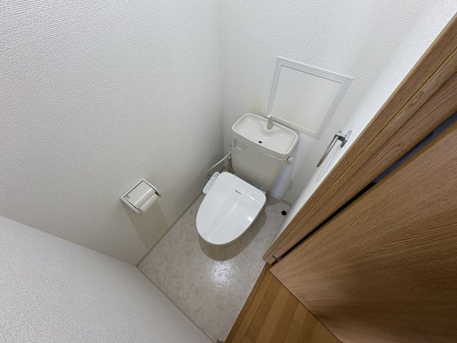 トイレ　落ち着いた色調のトイレです