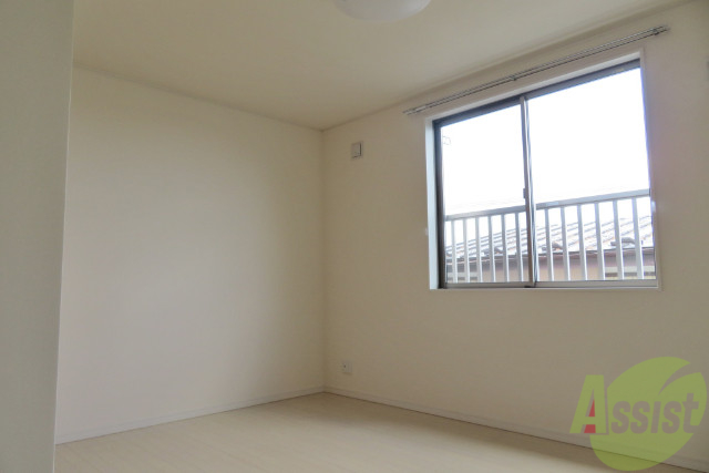 居室・リビング　白い床が印象的な清潔感のあるキレイなお部屋です。