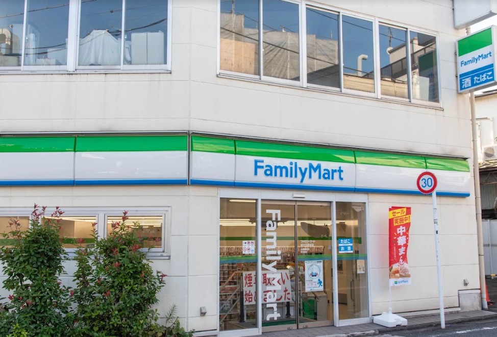 コンビニ　ファミリーマート緑が丘駅前店（コンビニ）まで61m