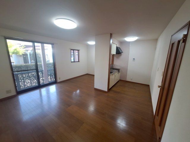 和楽園ハイツ弐番館の居間写真