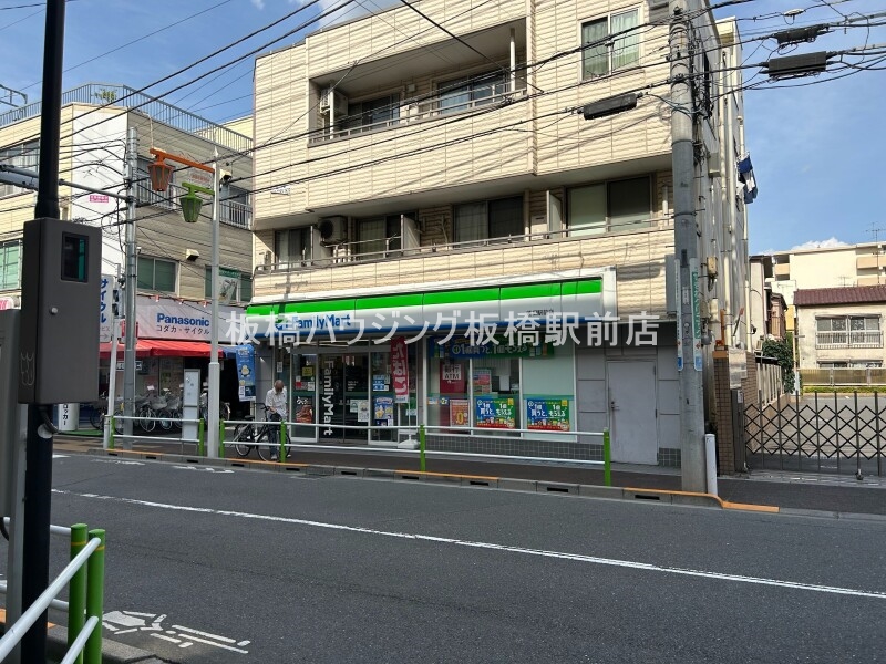 コンビニ　ファミリーマート蓮根駅前店（コンビニ）まで487m