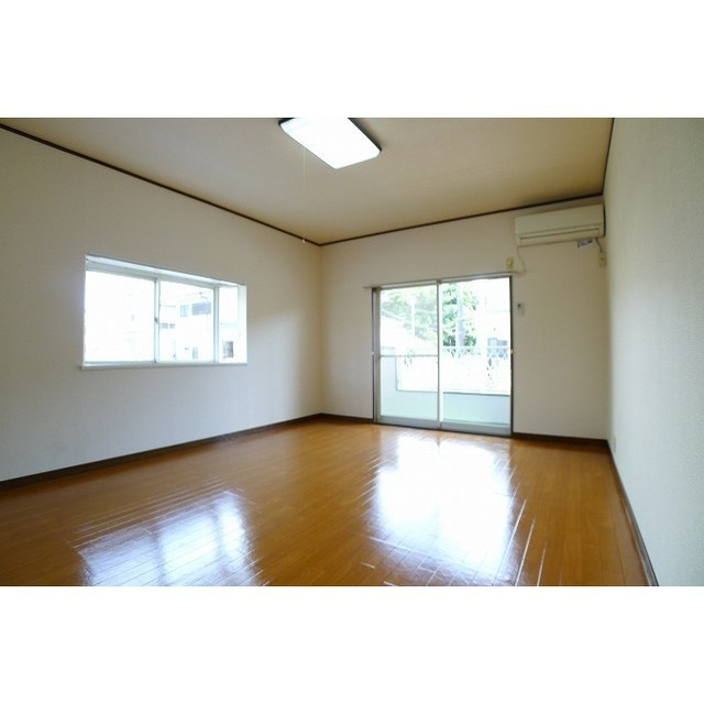 居室・リビング　角部屋の為、２面採光で明るいお部屋です