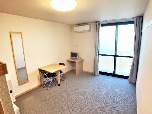 レオパレスエミールプラザの居間写真
