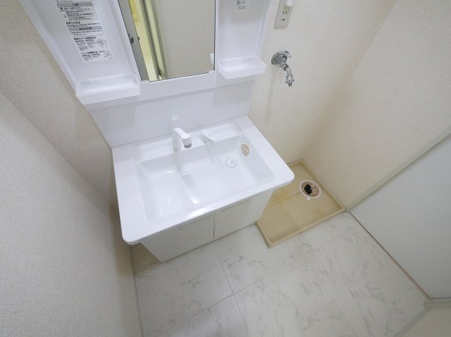 洗面設備　明るい洗面所です